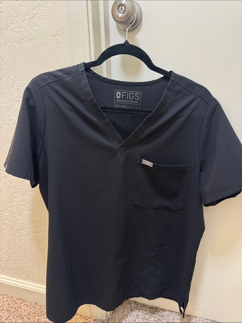 Figs Women’s V-Neck Scrub Top — Black